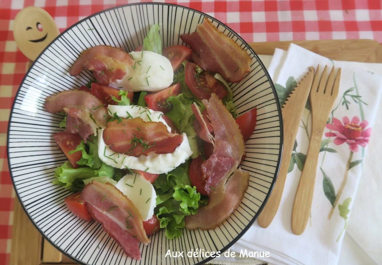 Salade tomates cocktail, poitrine croustillante et mozzarella