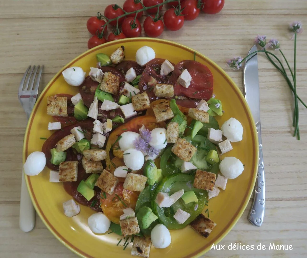 Salade tomates avocat dinde mozzarella et croûtons