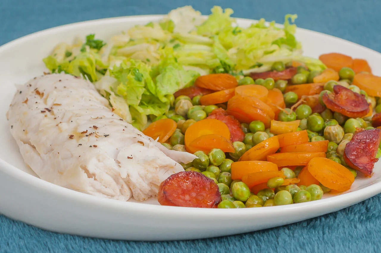 Merlu aux légumes de printemps