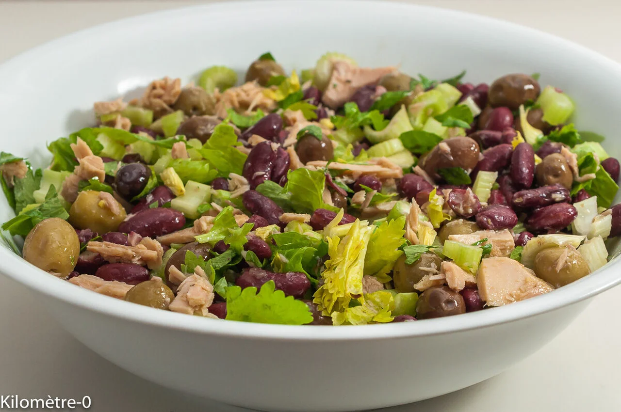 Salade de haricots rouges, céleri, thon et olives