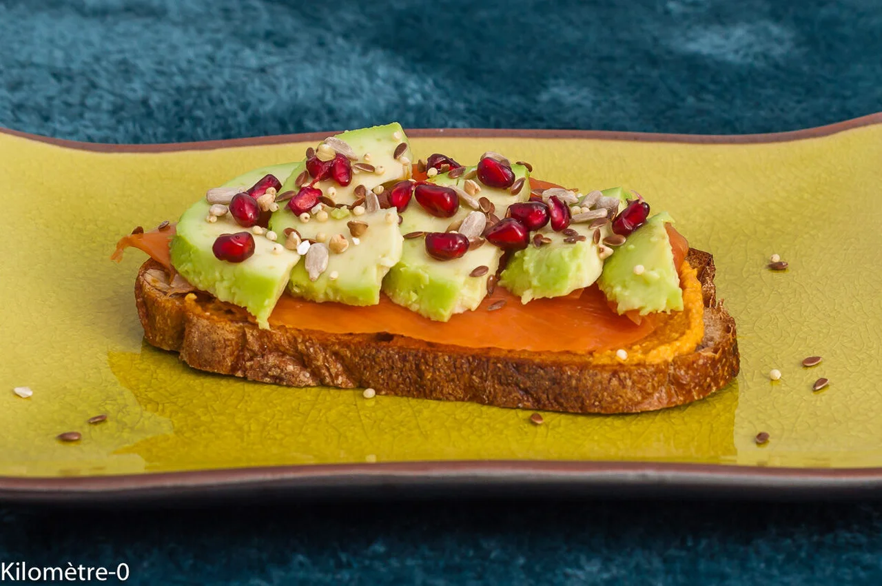 Tartine à la truite fumée et à l'avocat