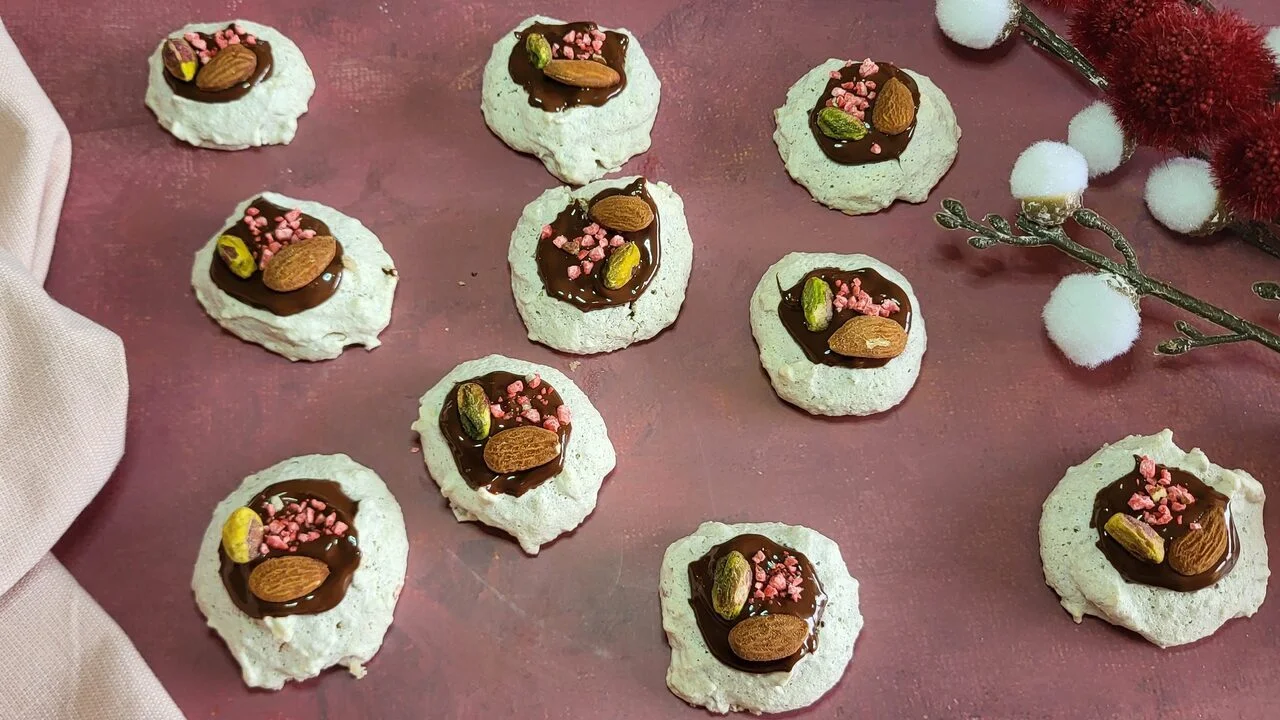 Macarons aux amandes, chocolat et fruits secs