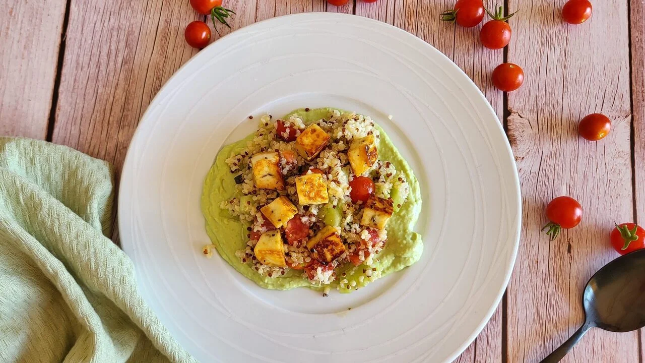 Taboulé quinoa, halloumi et crème d'avocat