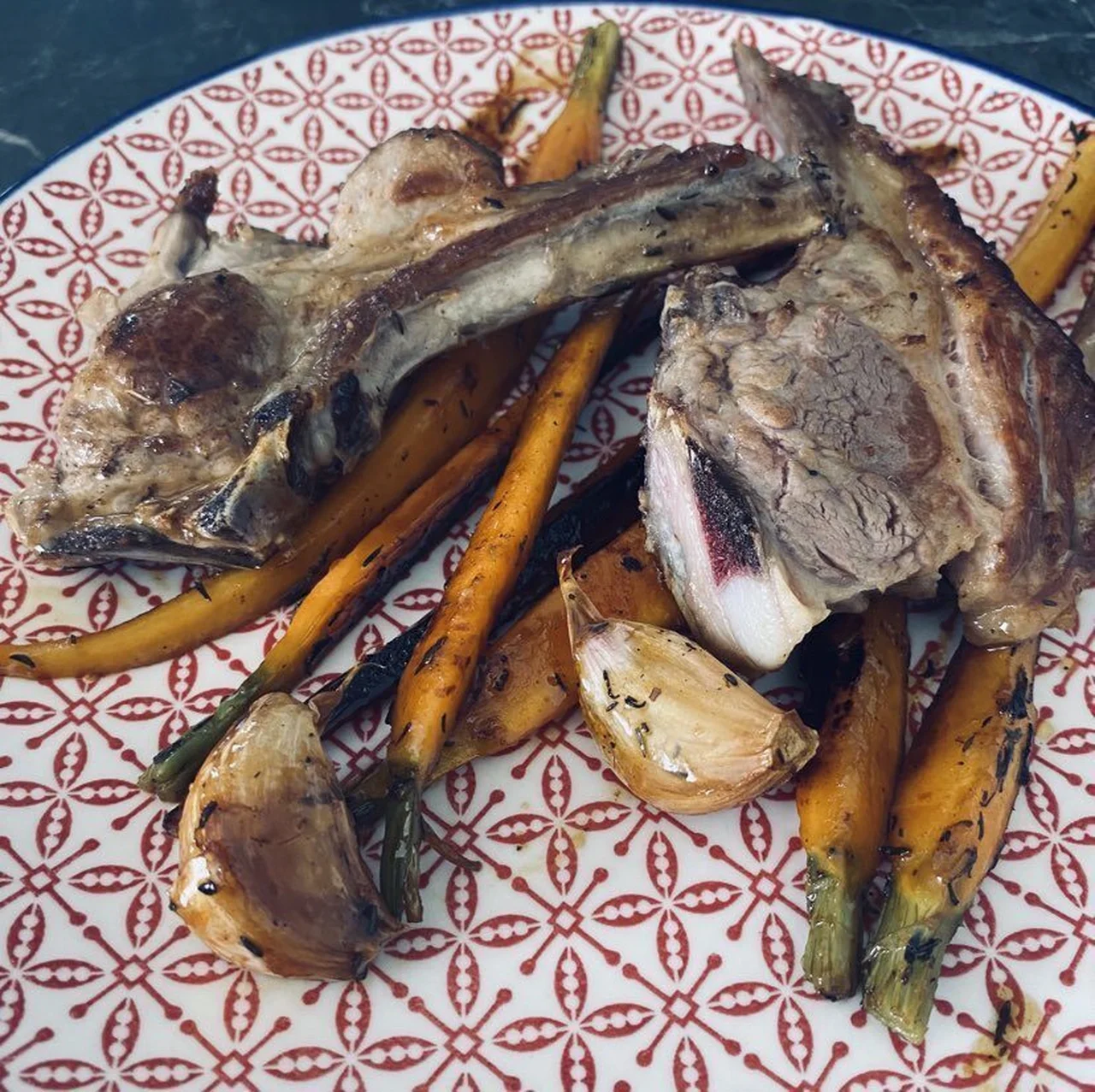 Côtelettes d'agneau aux carottes rôties