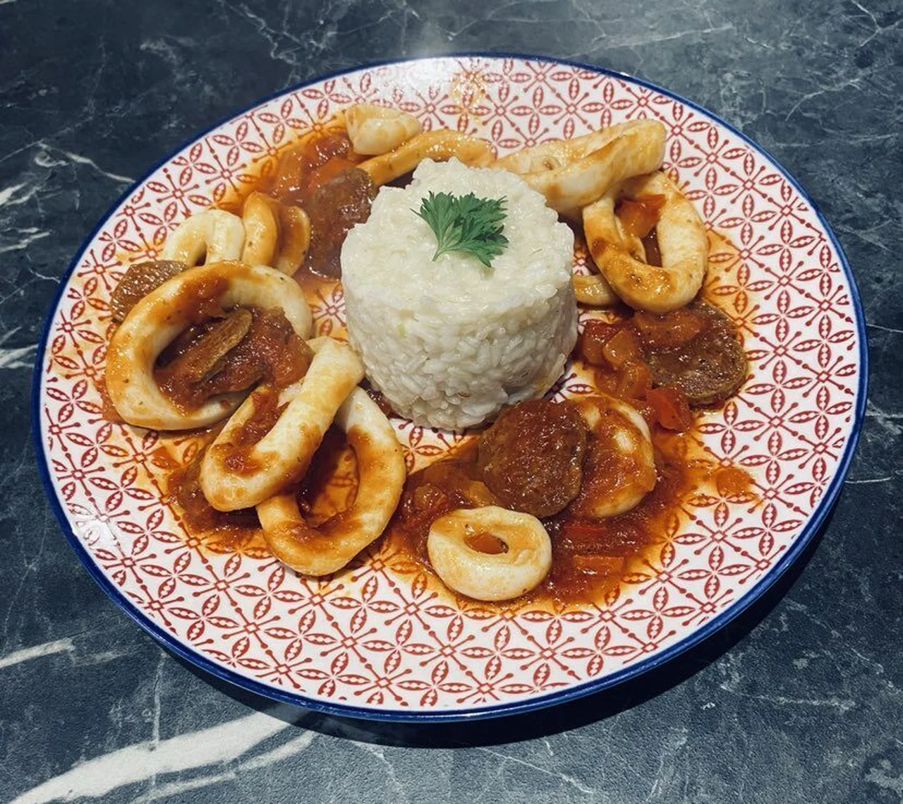 Encornets au chorizo, sauce tomate et risotto