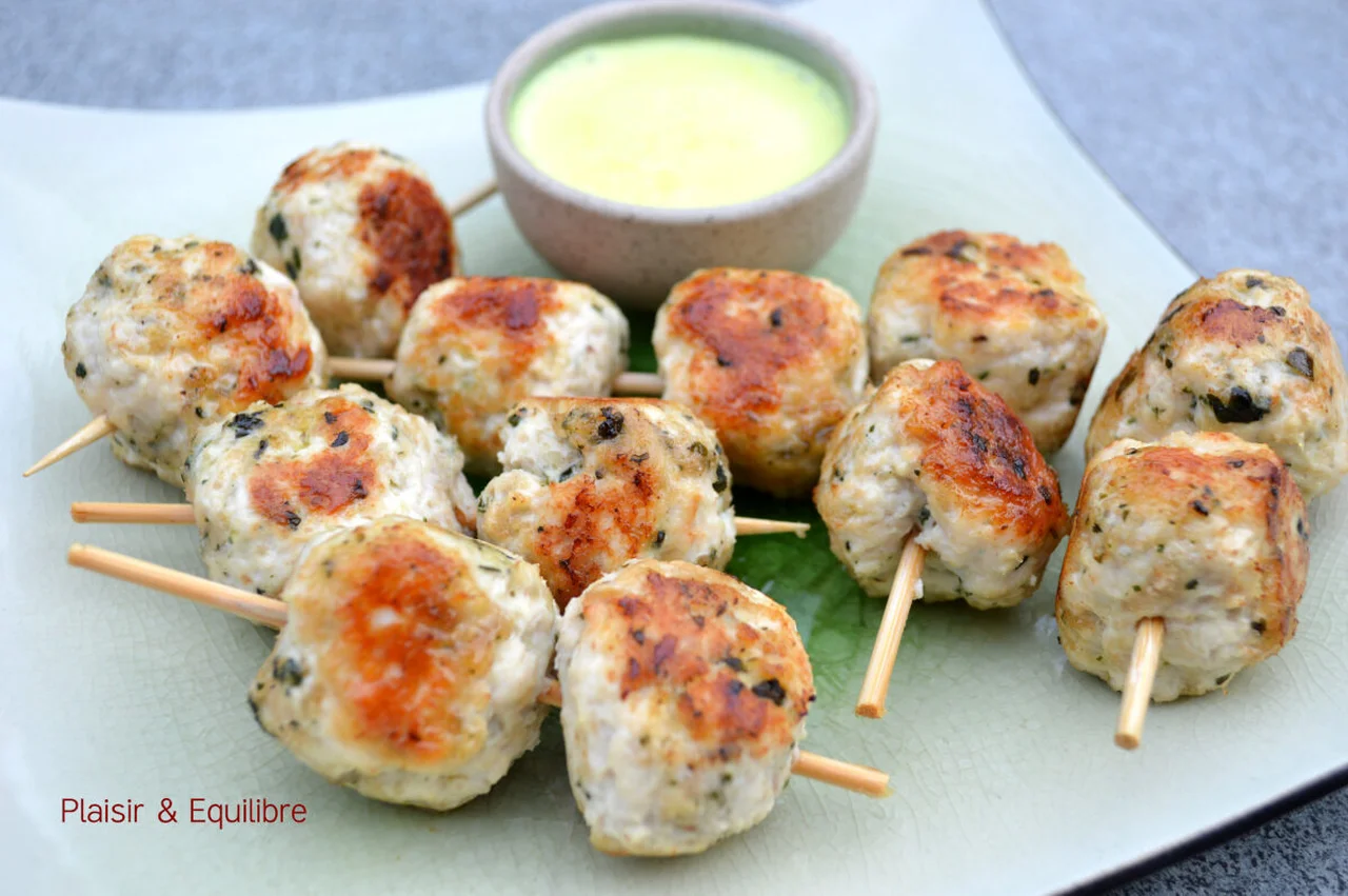 Brochettes de boulettes de poulet sauce coco curry