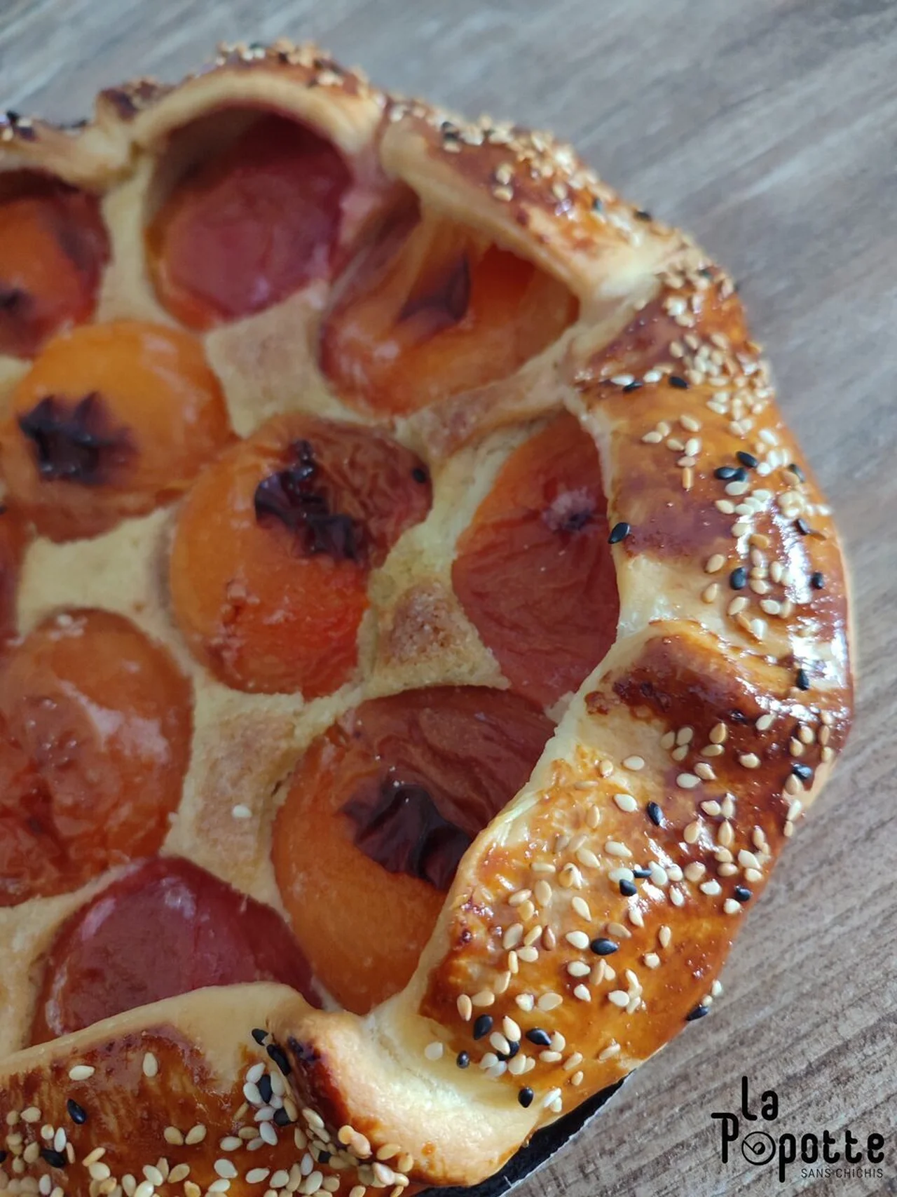 Tarte rustique abricot, frangipane, sésame