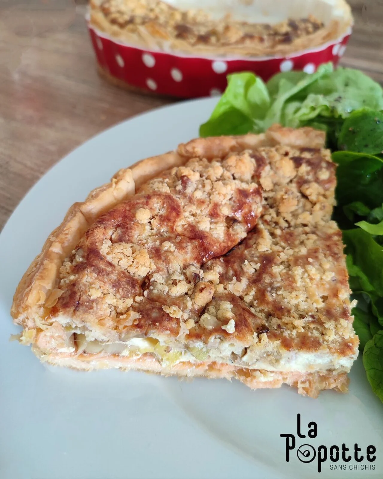 Tarte saumon, poireaux, chèvre et crumble noix