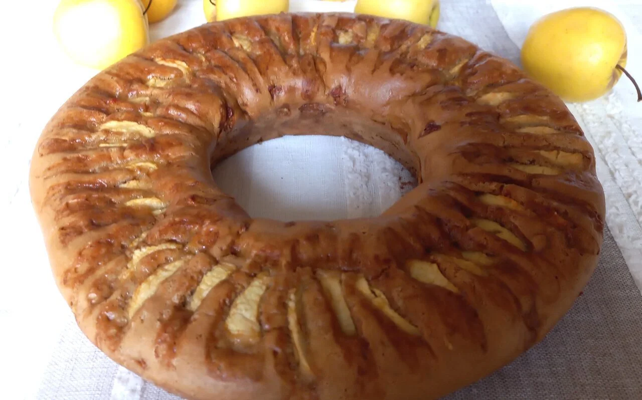 Gâteau couronne aux pommes et beurre de cacahuète