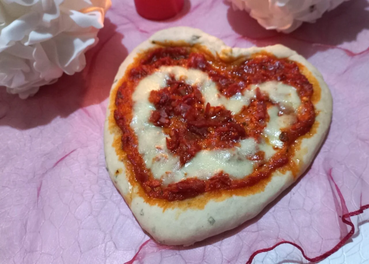 Pizza Saint-Valentin au pesto rosso et chorizo