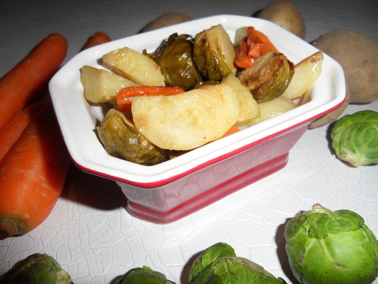 Pommes de terre, carottes et choux de Bruxelles rôtis