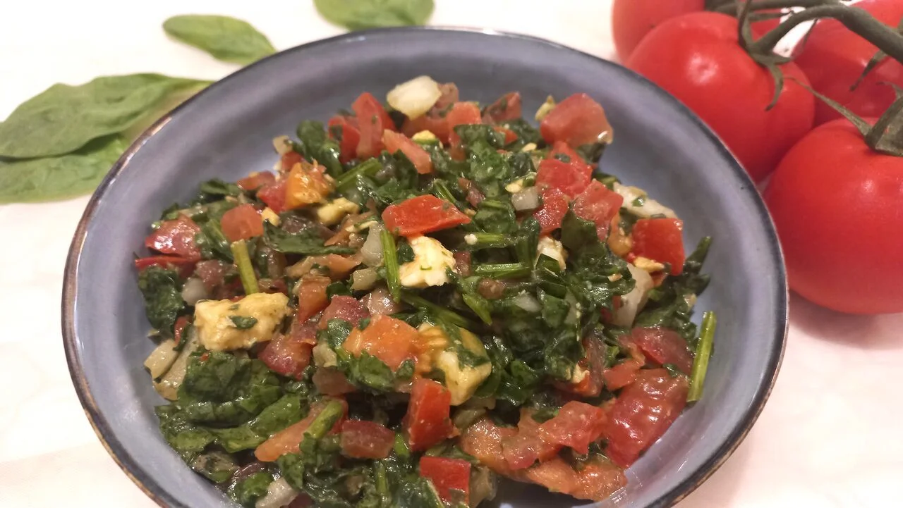 Salade d'épinards aux tomates et à la mozzarella