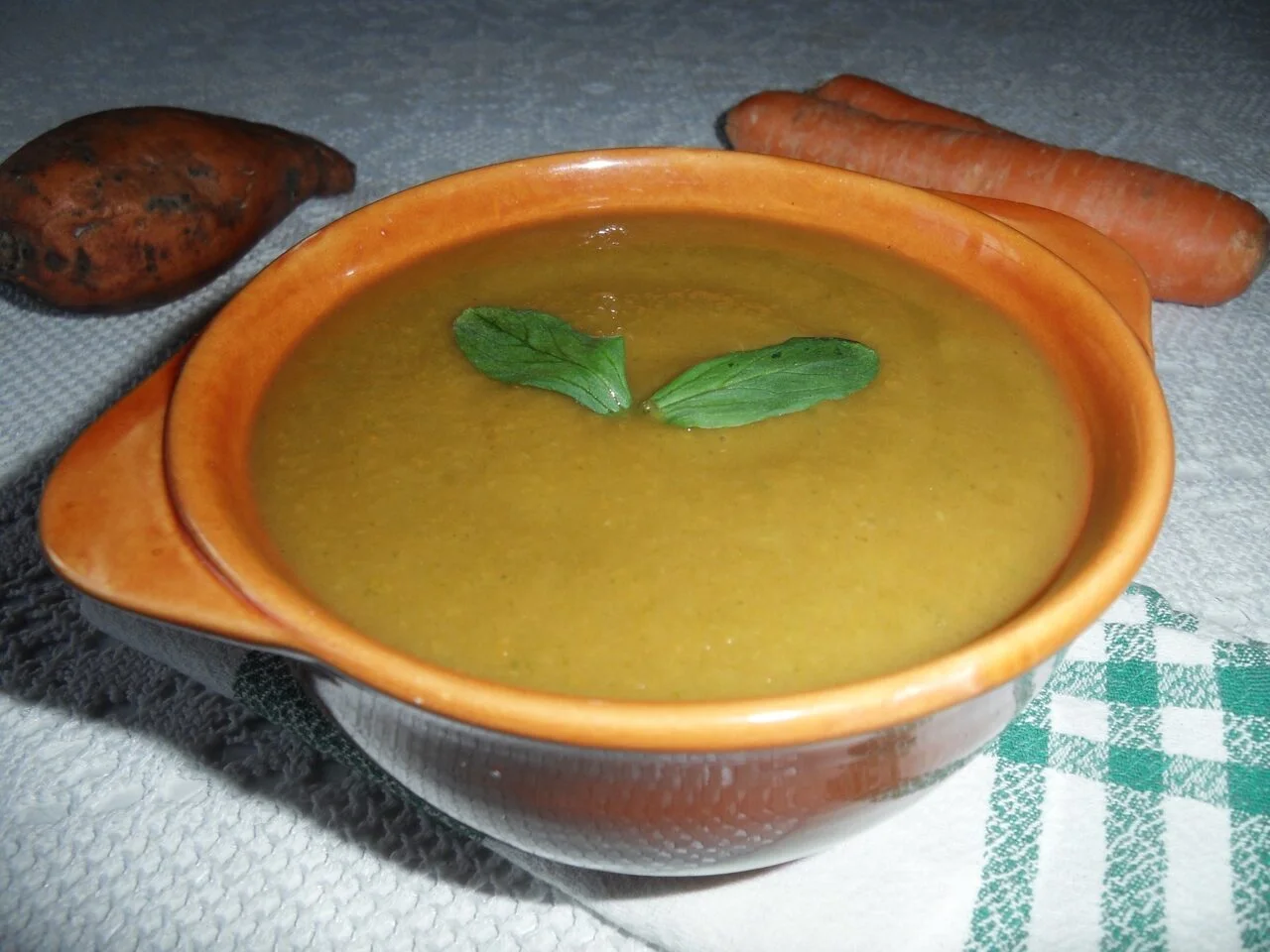 Soupe de mâche, carottes et patates douces