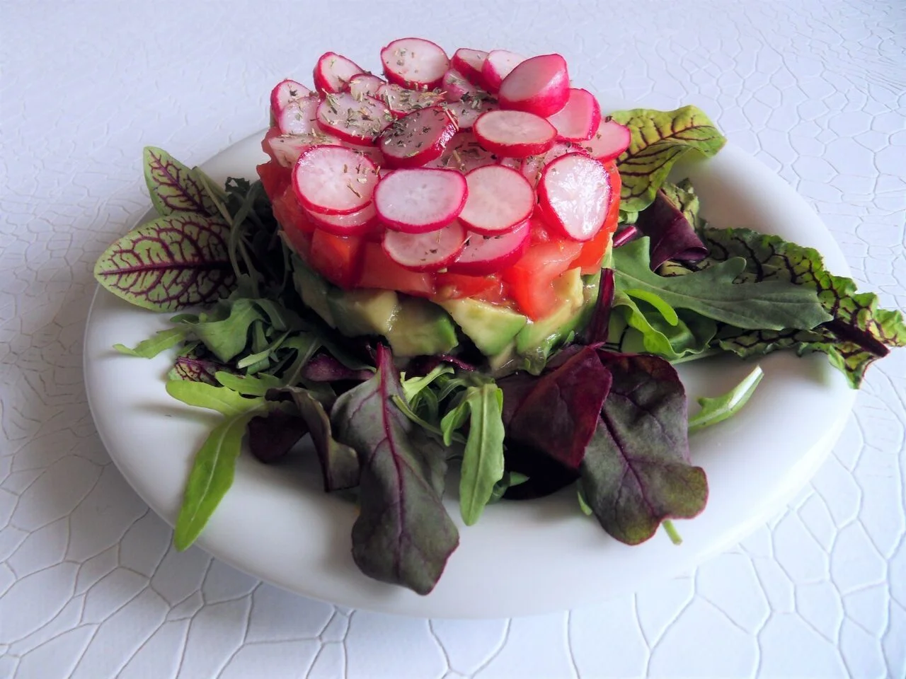 Tartare de tomates, d'avocat et de radis