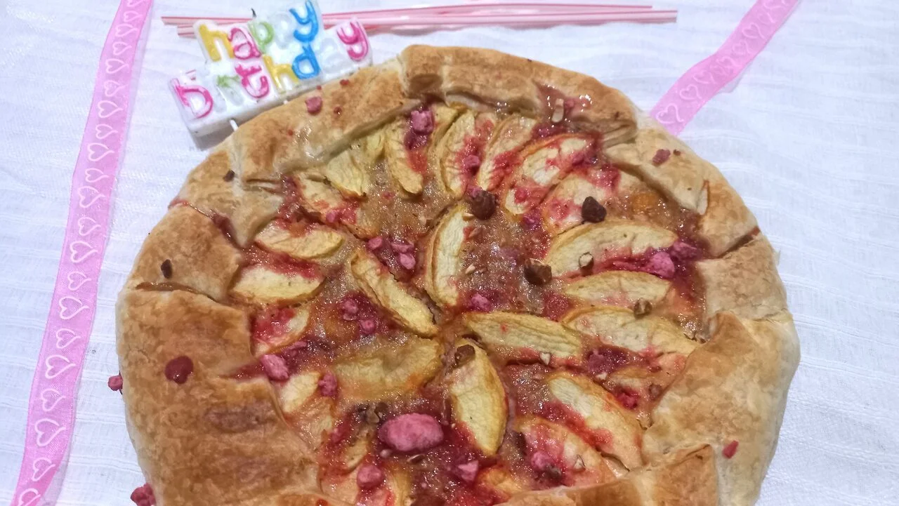 Tarte amandine aux pommes, kaki et pralines roses