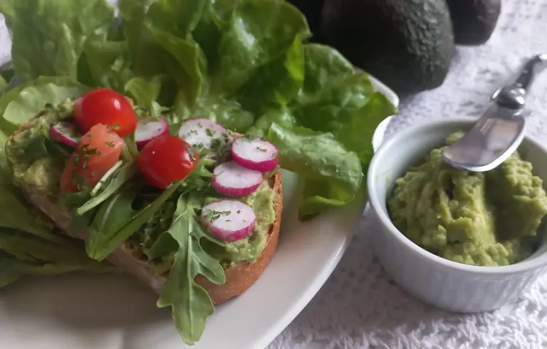 Tartine d'avocat et de radis