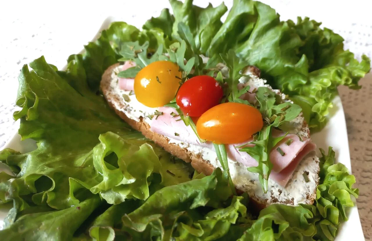 Tartines de jambon au fromage ail et fines herbes