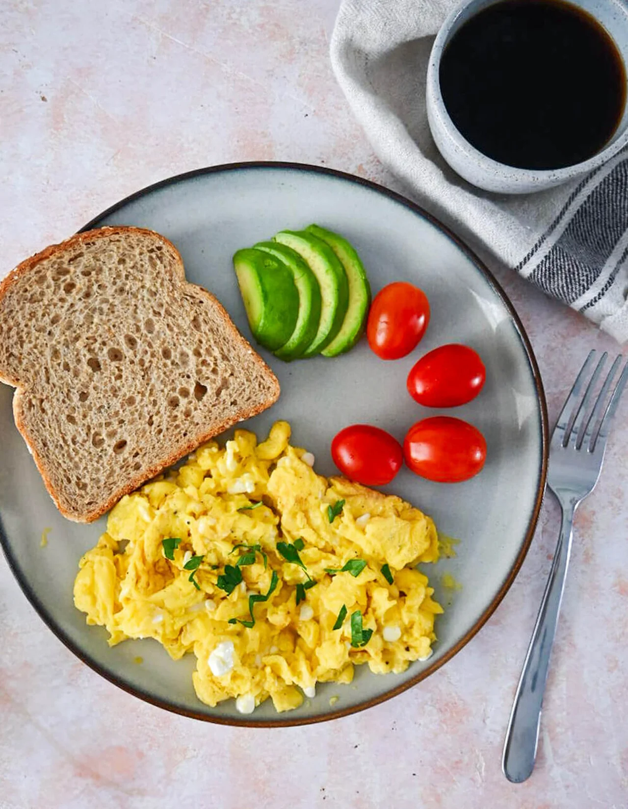 Œufs brouillés avec cottage cheese