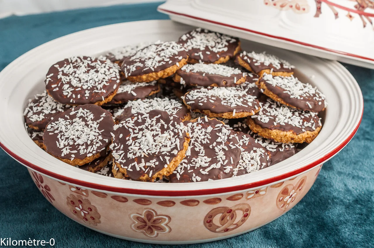 Biscuits nappés chocolat et coco