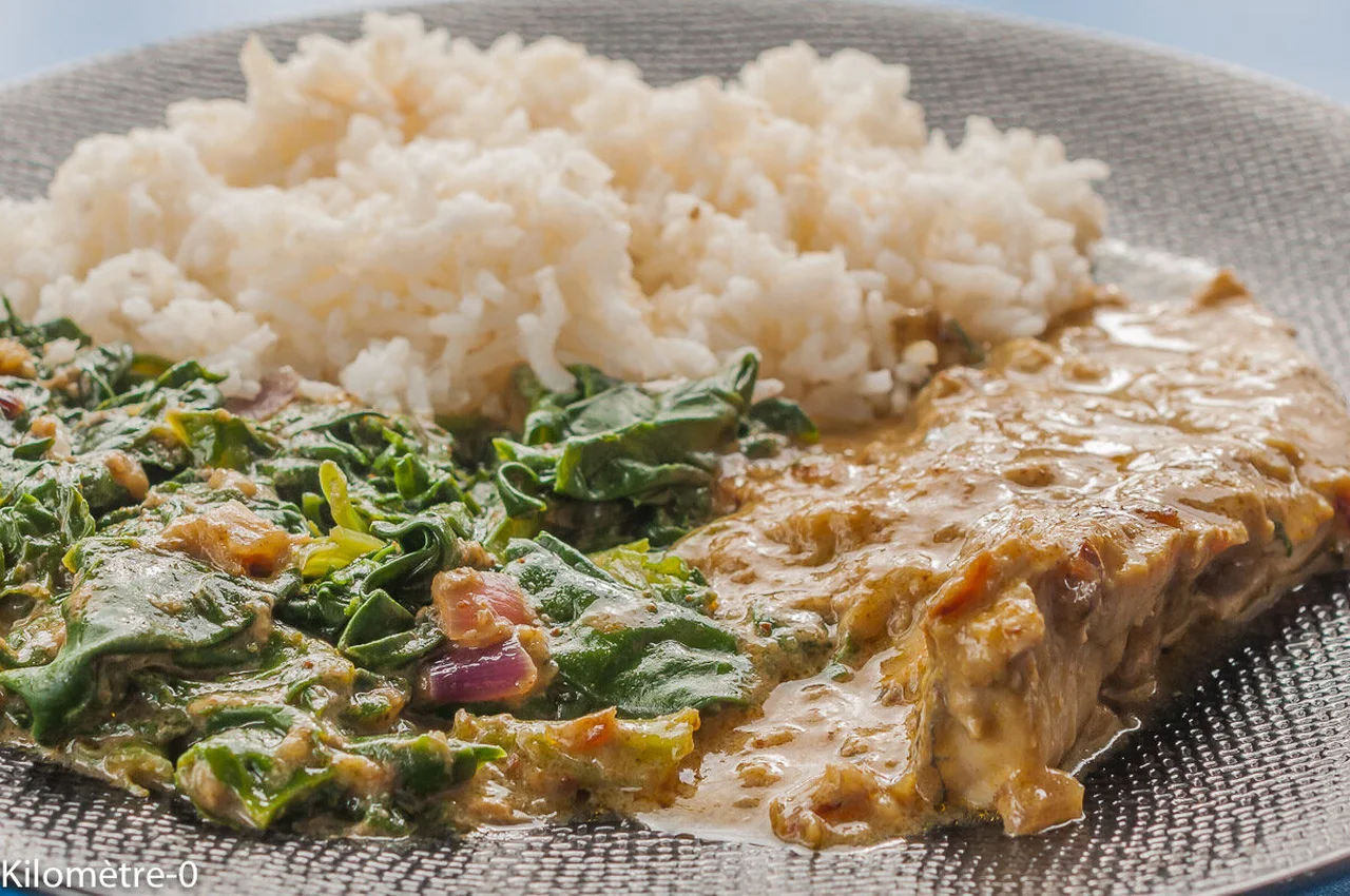 Mulet à la sauce curry-coco, épinards et riz