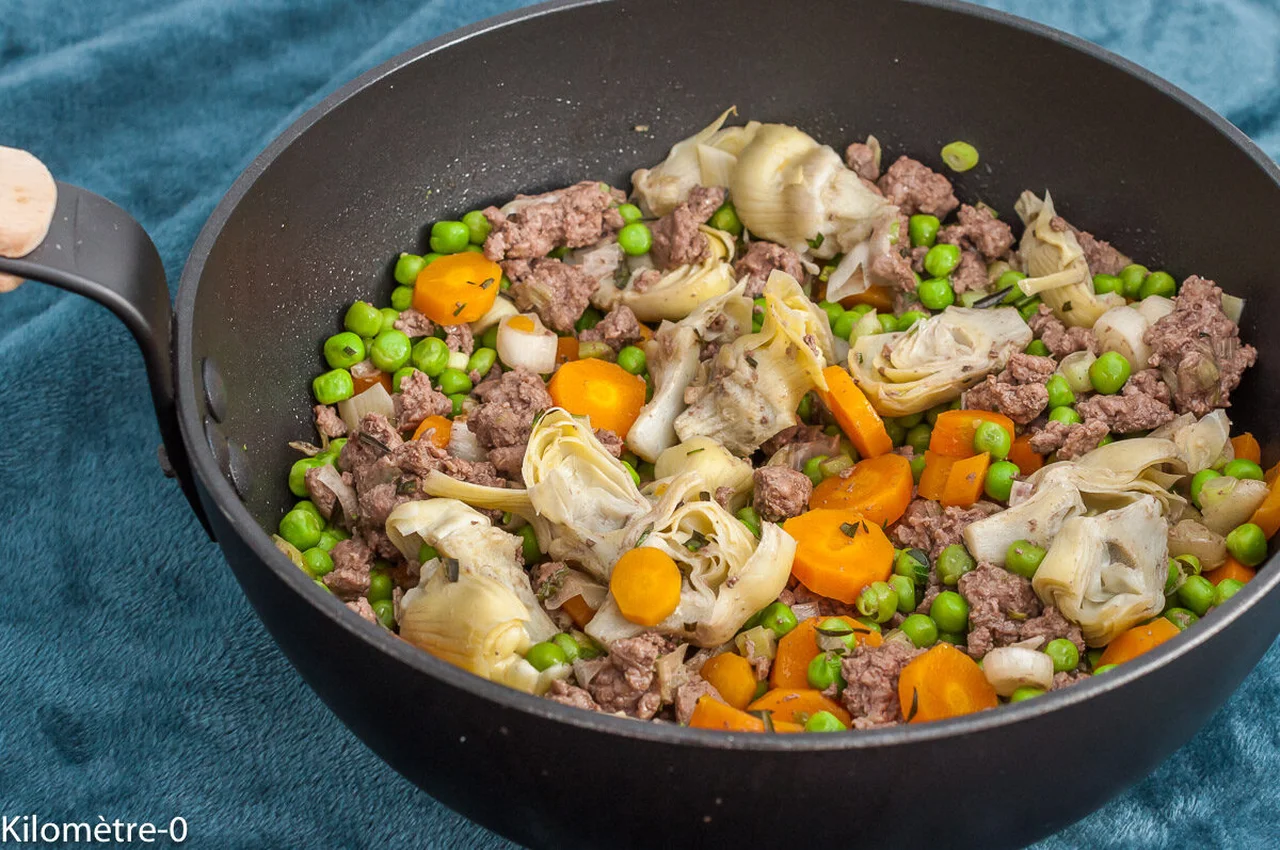 Poêlée de steak haché, petits pois, carottes et artichauts