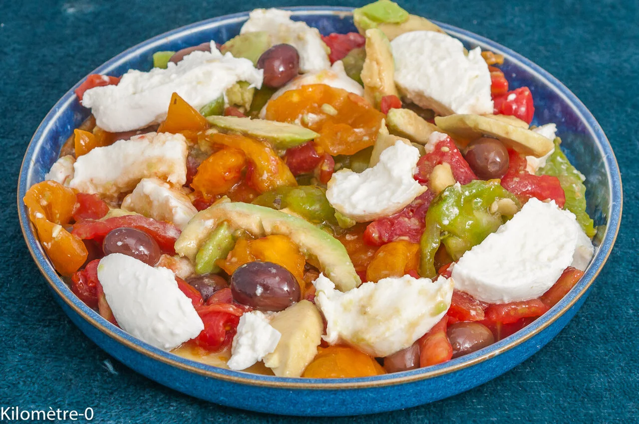 Salade de tomates à l'avocat, olives et mozzarella