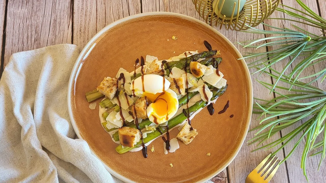 Asperges rôties et œuf moelleux