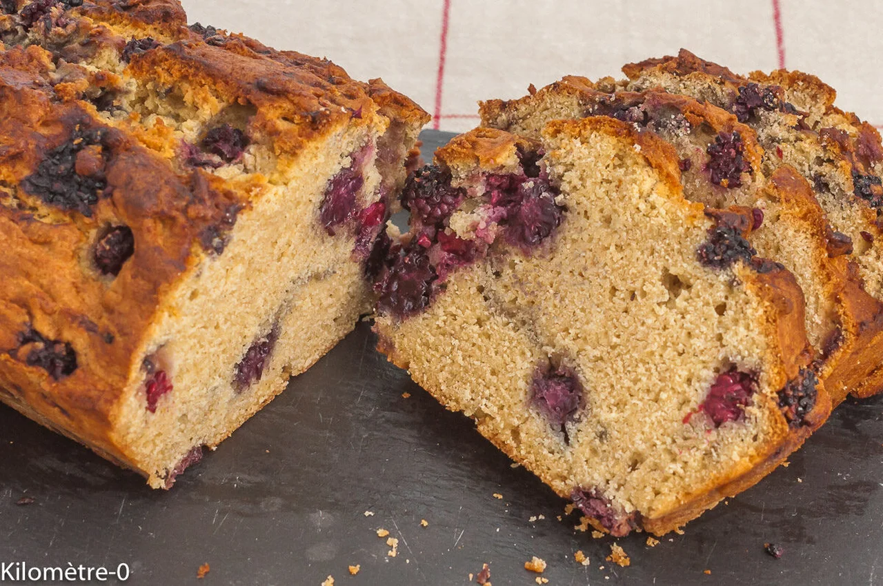 Gâteau du matin aux mûres et à la farine de coco