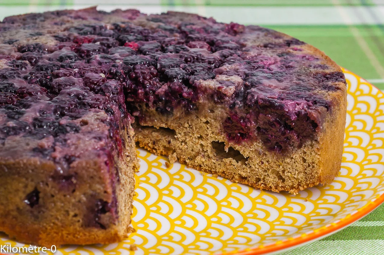Gâteau moelleux aux mûres et amaretto