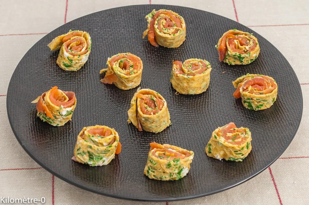 Petite omelette roulée au saumon ou à la truite fumée