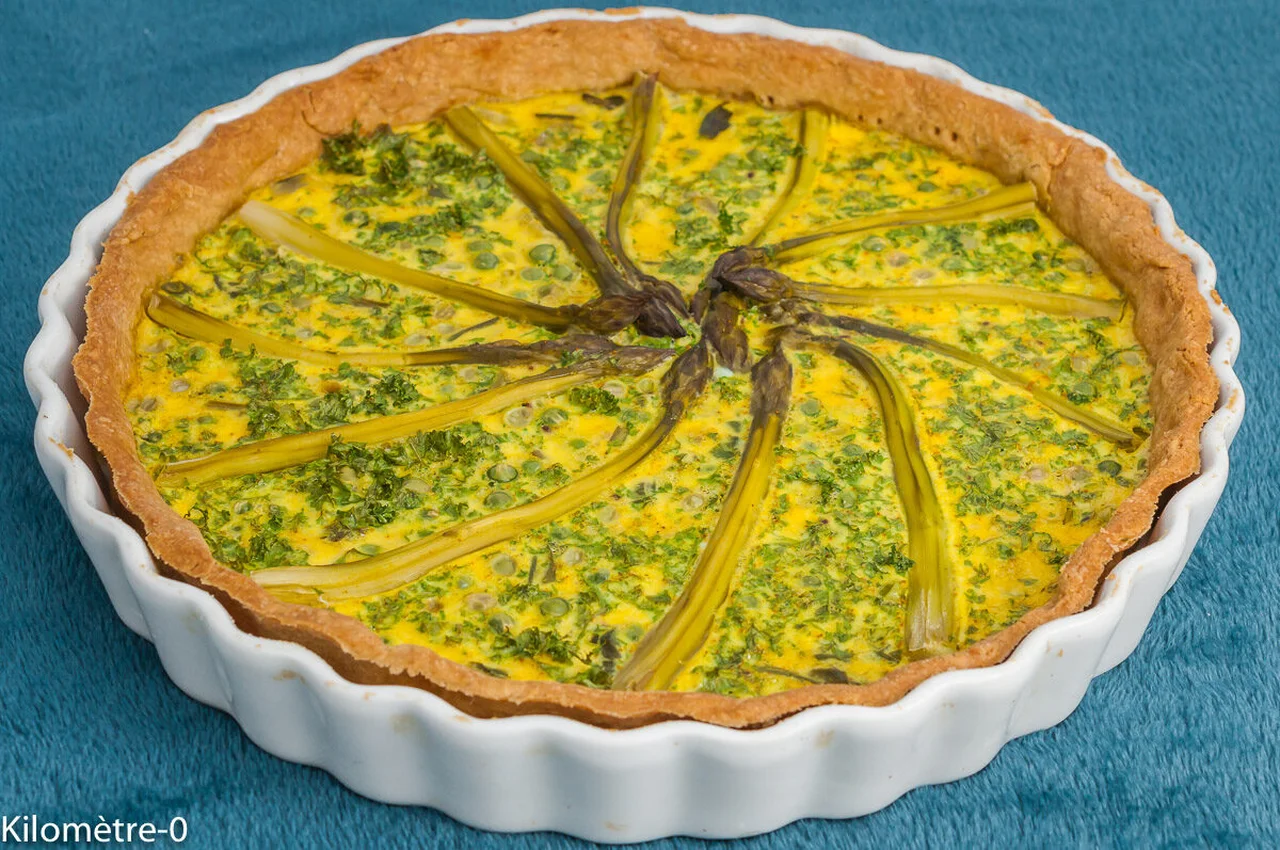 Quiche aux asperges, petits pois et oignons nouveaux