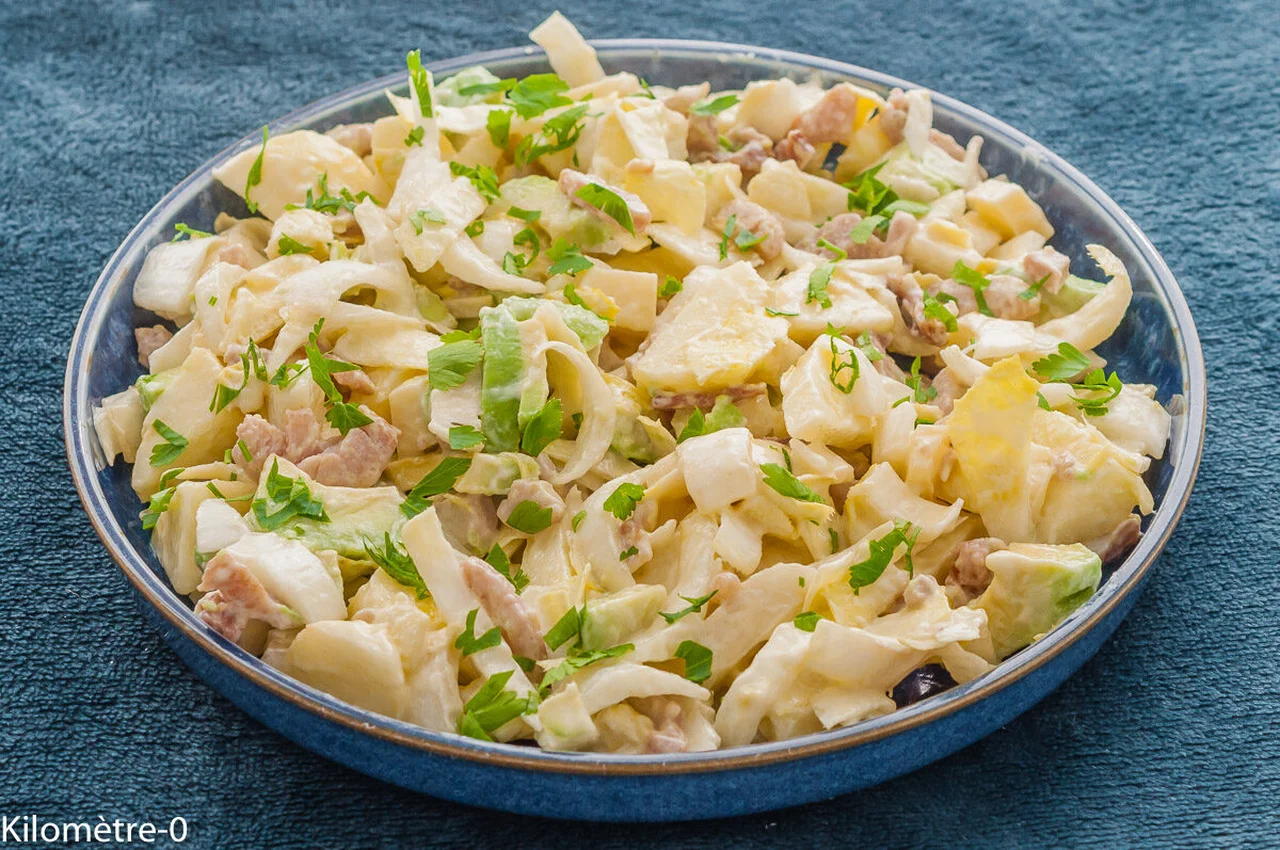 Salade d'endives aux lardons, avocat, pomme et comté