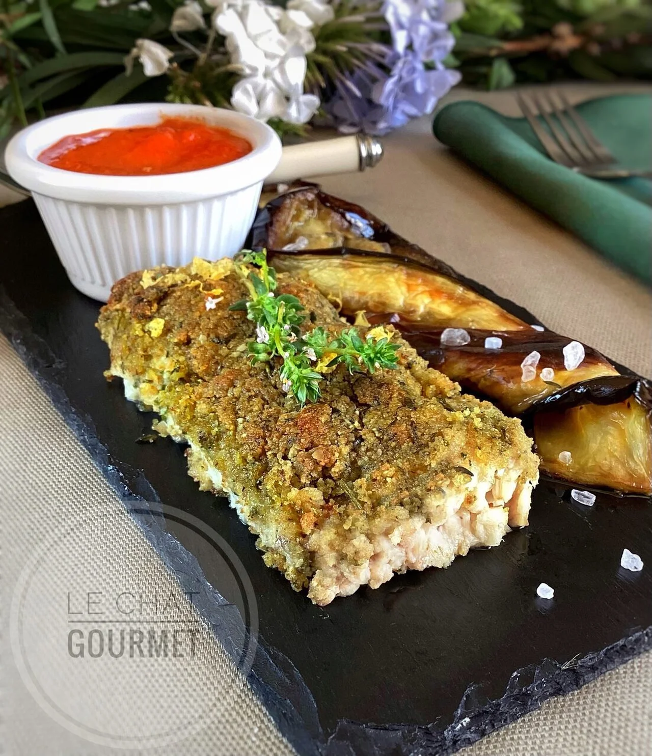 Poisson en croûte d'herbes et sauce aux poivrons rouges