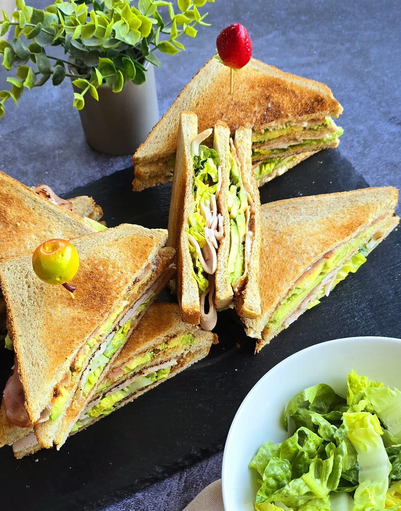Club sandwich bacon avocat