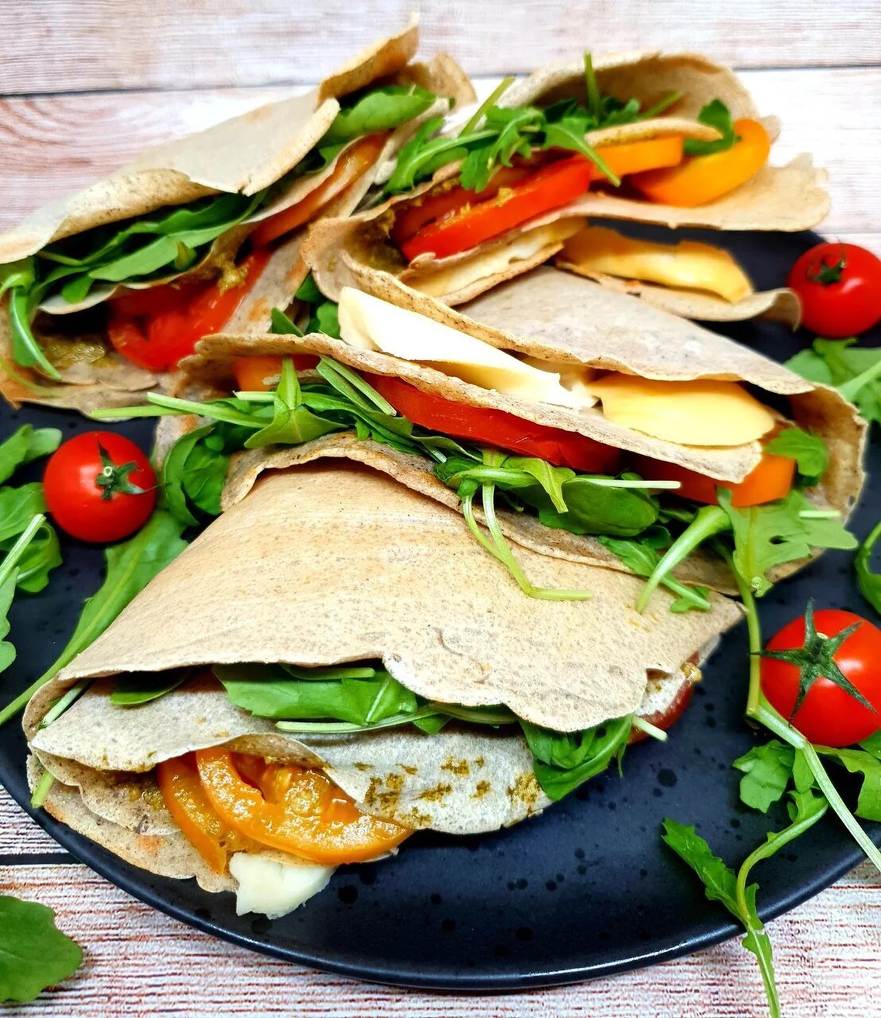 Galettes tomates, roquette et scamorza fumée