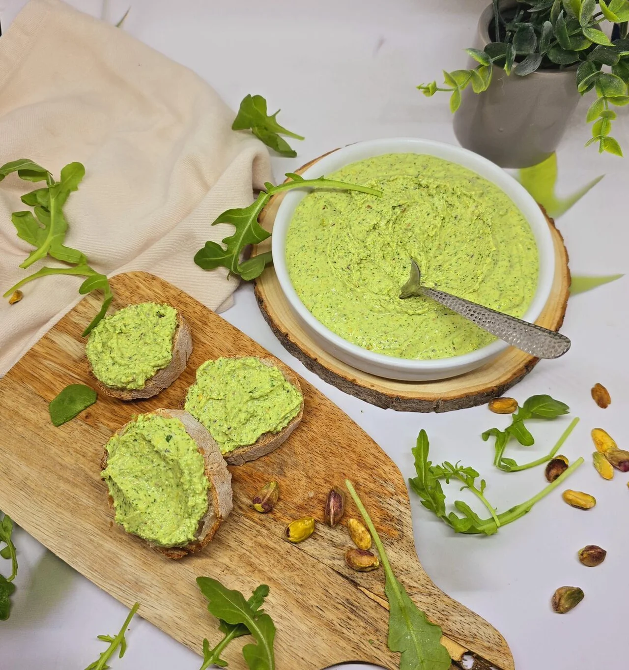 Tartinade de chèvre à la roquette et pistaches
