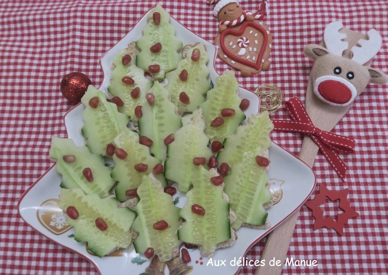 Toasts sapin de Noël au concombre et grenade