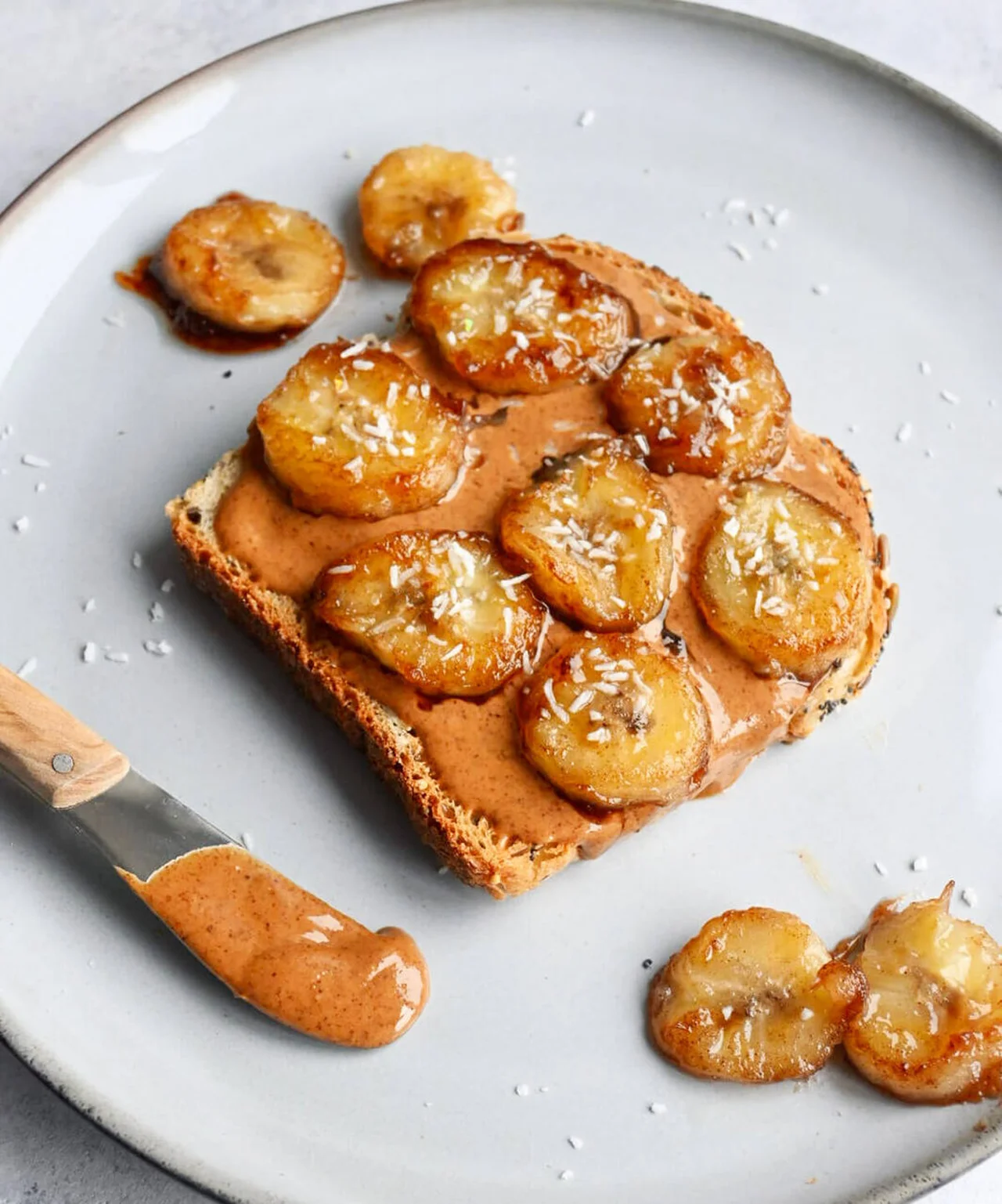 Tartines beurre d'amande bananes caramélisées