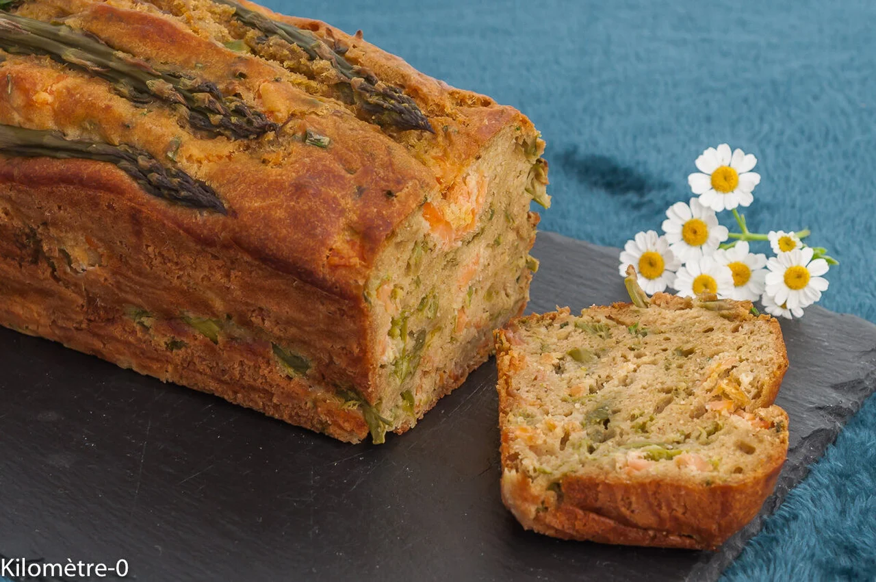Cake salé truite fumée et asperges vertes