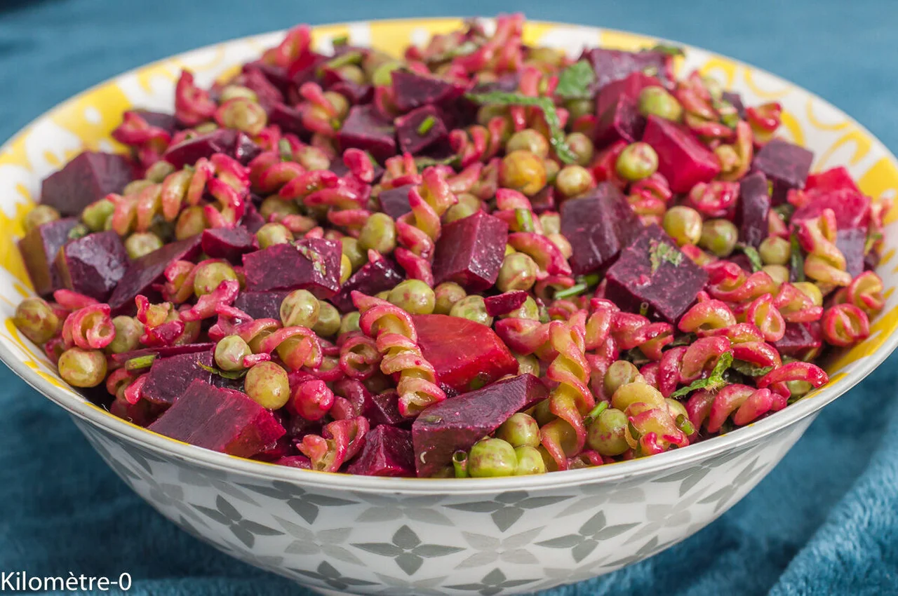 Salade de pâtes aux petits pois, betteraves et fines herbes
