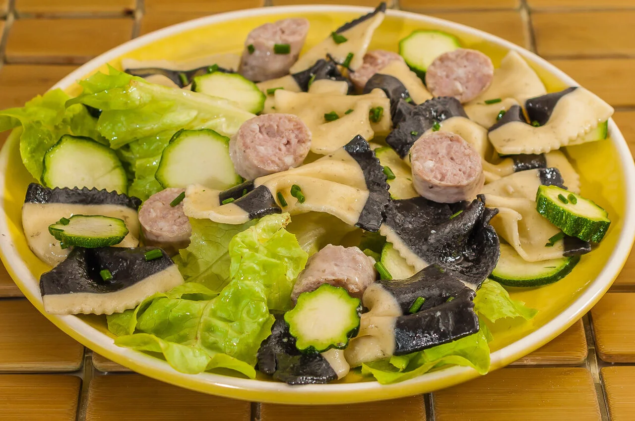 Salade de pâtes, saucisses et courgettes