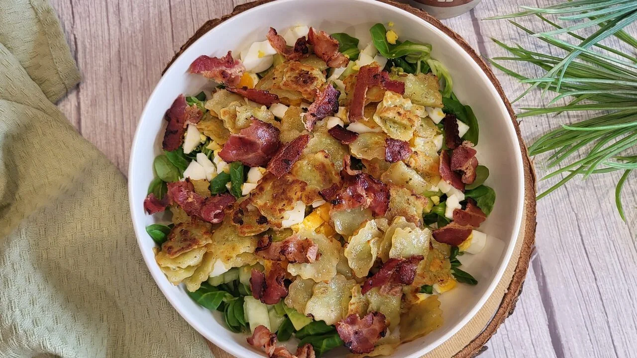 Salade verte de ravioles et bacon