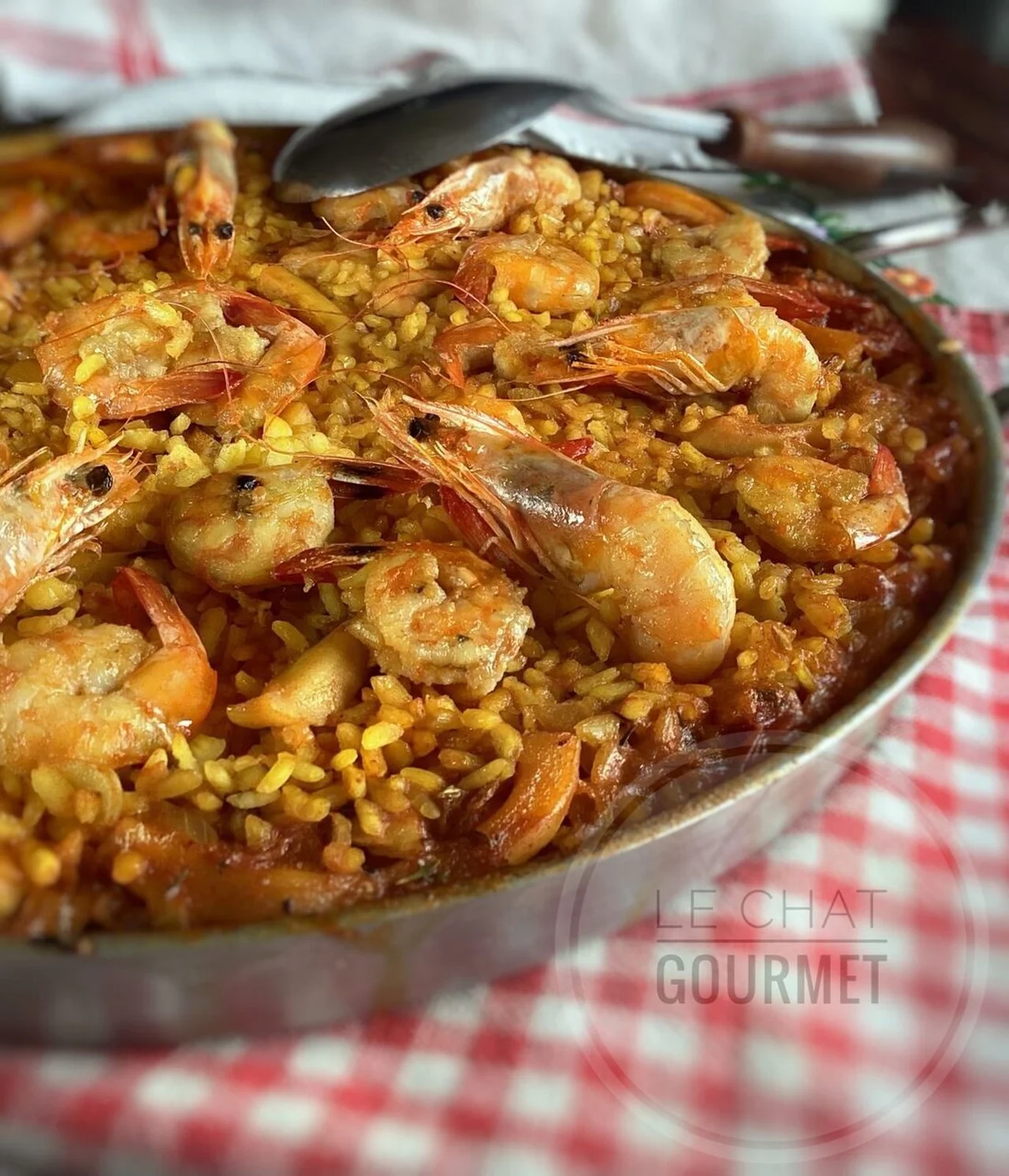 Paella aux crevettes et aux calamars