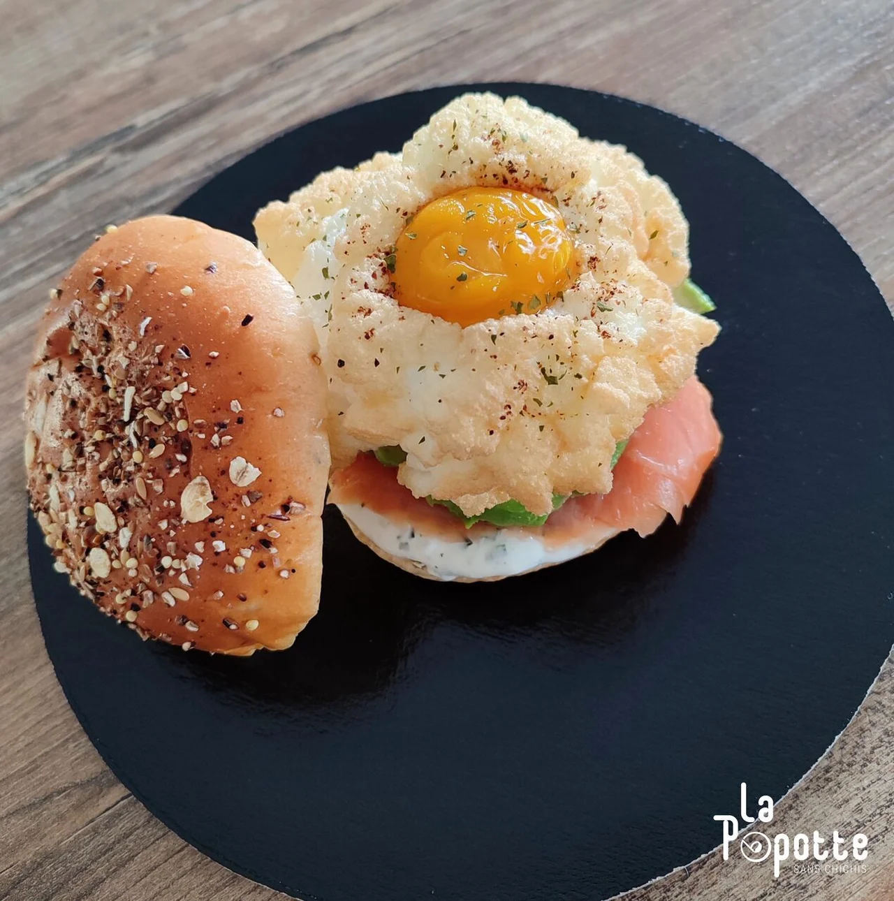 Hamburger saumon avocat et œuf nuage