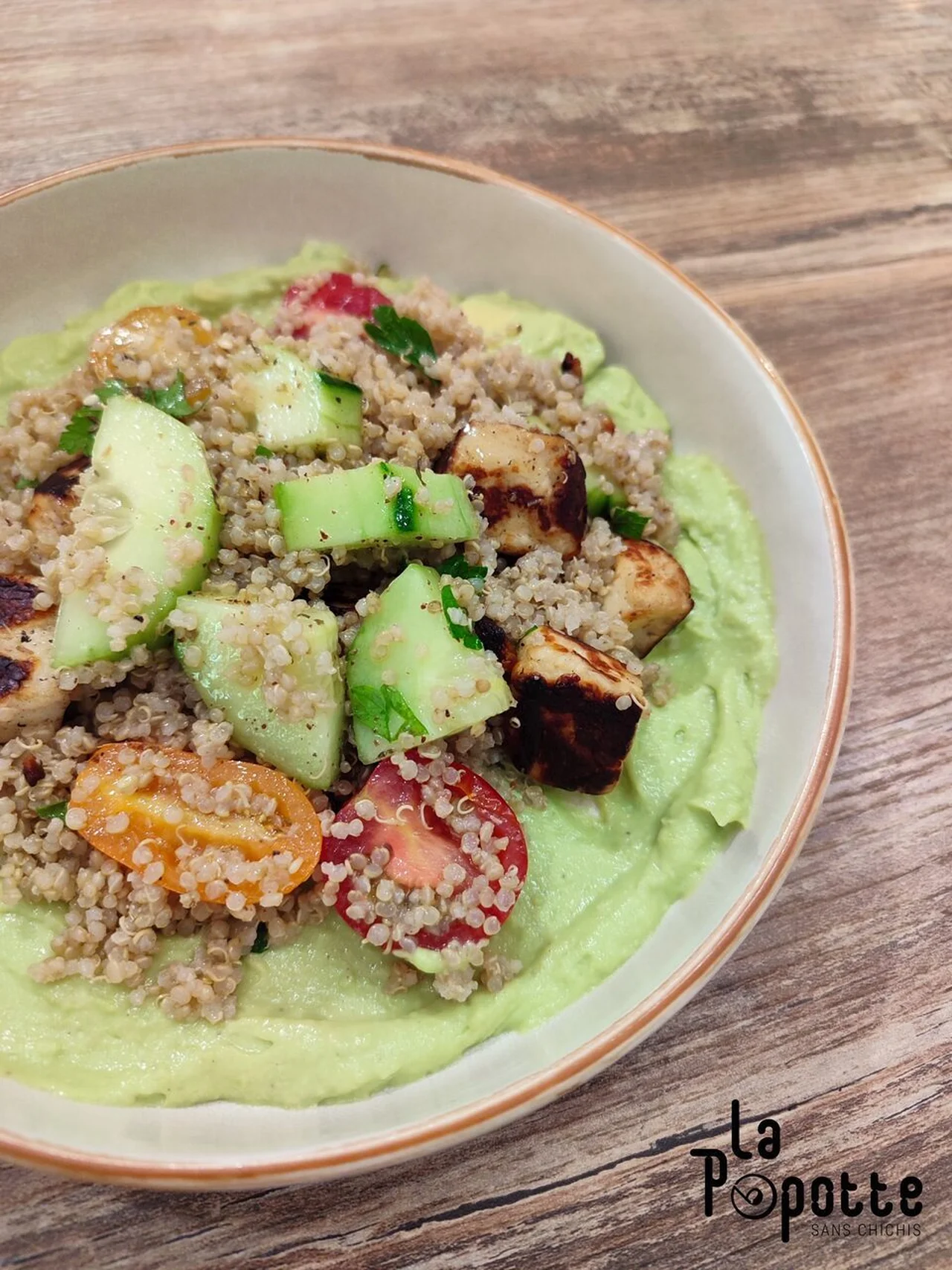 Salade de quinoa, halloumi et crème d'avocat