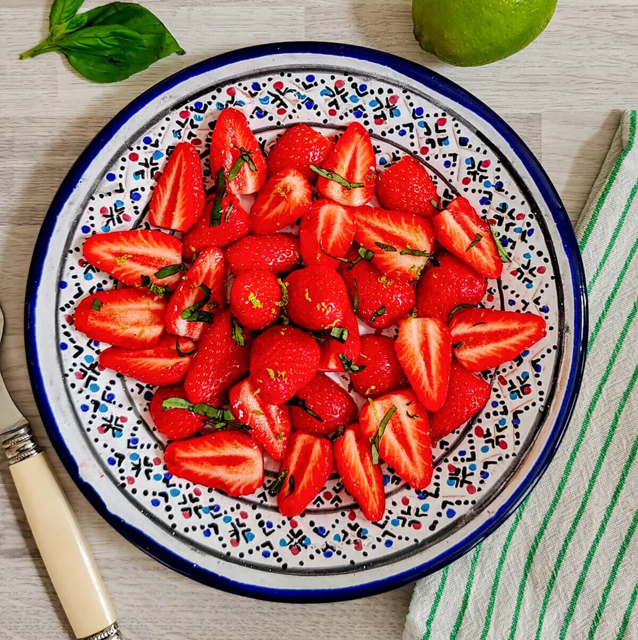 Salade de fraises basilic-citron vert