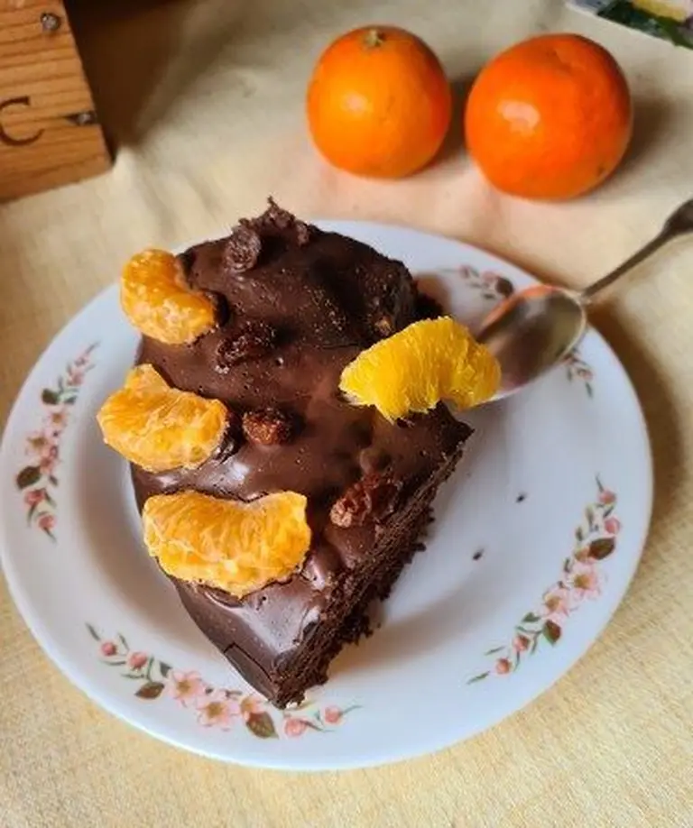Gâteau au chocolat, raisins secs et rhum