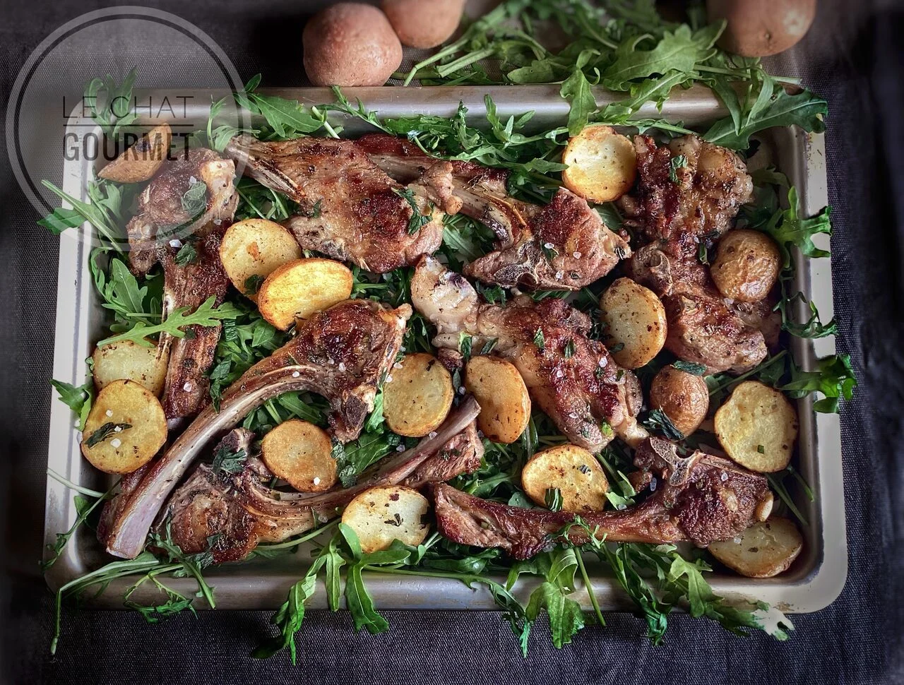 Côtes d'agneau à la menthe et pommes de terre dorées