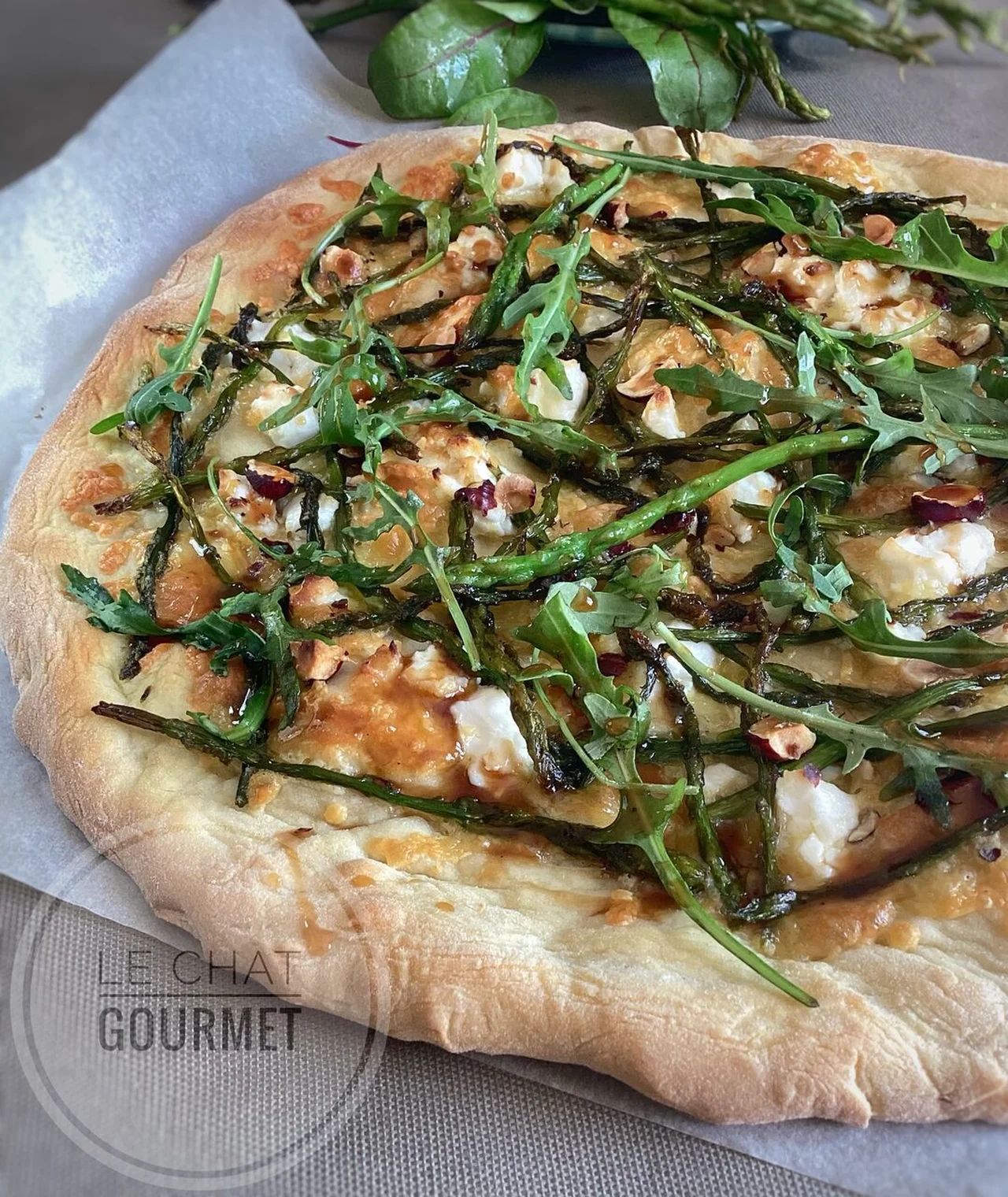 Pizza aux asperges sauvages et fromage de chèvre