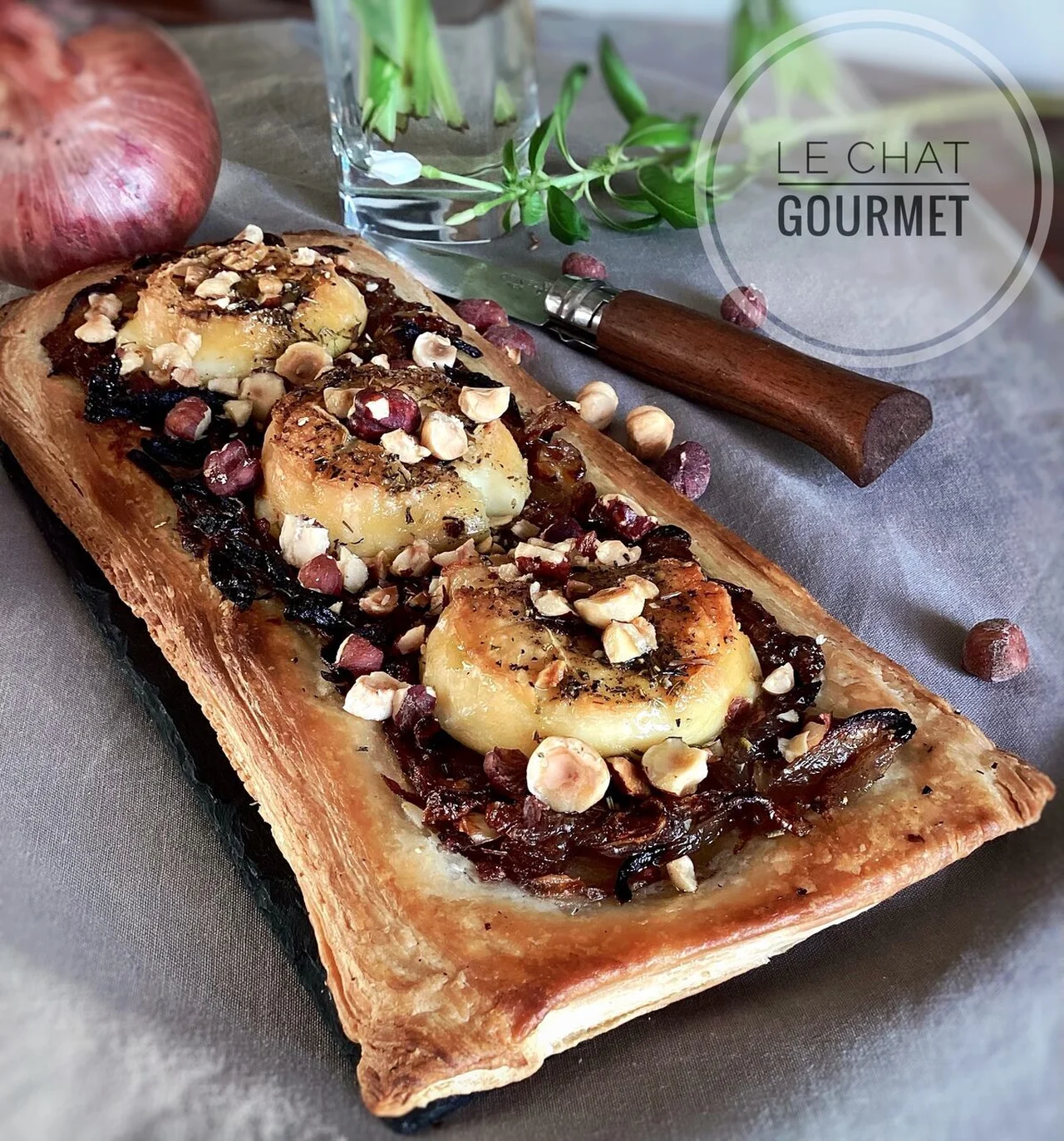 Tarte aux oignons rouges caramélisés rocamadour